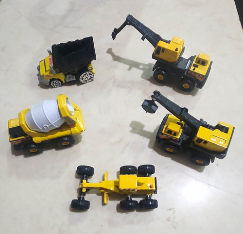 Lot diecast construction - of, 5